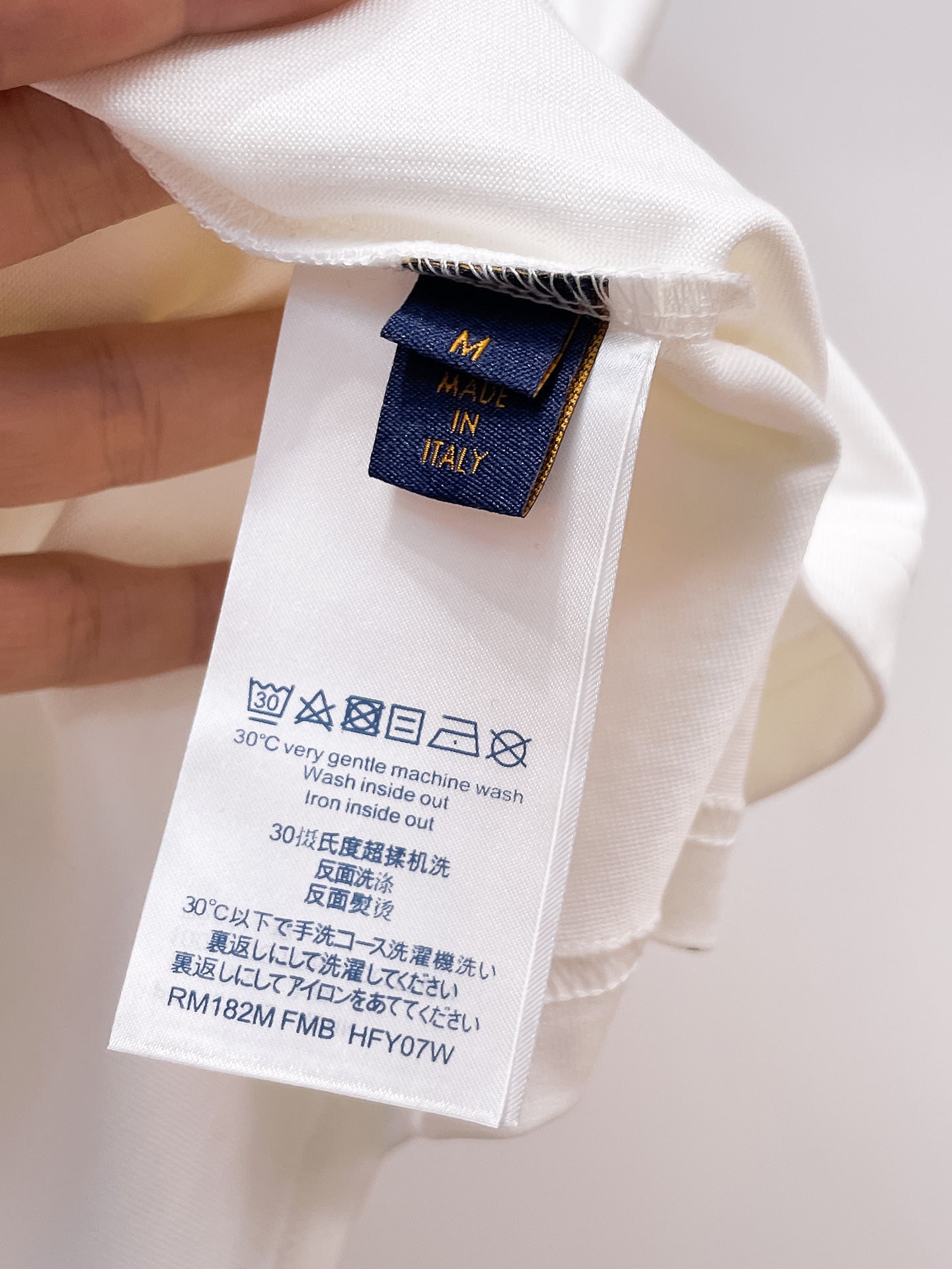 路易【新品】2026SS春夏🆕 男女情侶款經典圖標設計短袖T卹簡約的時尚元素設計凸顯精簡,隸屬今夏高顏值單品. 客供優質針織棉面料,手感順滑細膩,著身的透氣舒適感無可挑剔.搭配時尚廓形裁剪設計精美設計.全新標誌皮質徽章縫製感染力強大,彰顯前衛獨特個性.時尚達人的必備單品.表達一絲不苟的時尚氣息. 顏色：黑色，白色尺碼：S/M/L/XL/2XL S肩寬43胸圍104衣長67袖長21