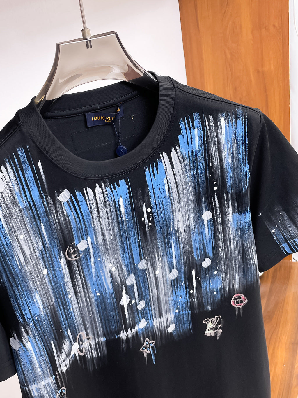 路易【新品】2026SS春夏🆕 男女情侶款經典圖標設計短袖T卹簡約的時尚元素設計凸顯精簡,隸屬今夏高顏值單品. 客供優質針織棉面料,手感順滑細膩,著身的透氣舒適感無可挑剔.搭配時尚廓形裁剪設計精美設計.全新標誌皮質徽章縫製感染力強大,彰顯前衛獨特個性.時尚達人的必備單品.表達一絲不苟的時尚氣息. 顏色：黑色，白色尺碼：S/M/L/XL/2XL S肩寬43胸圍104衣長67袖長21