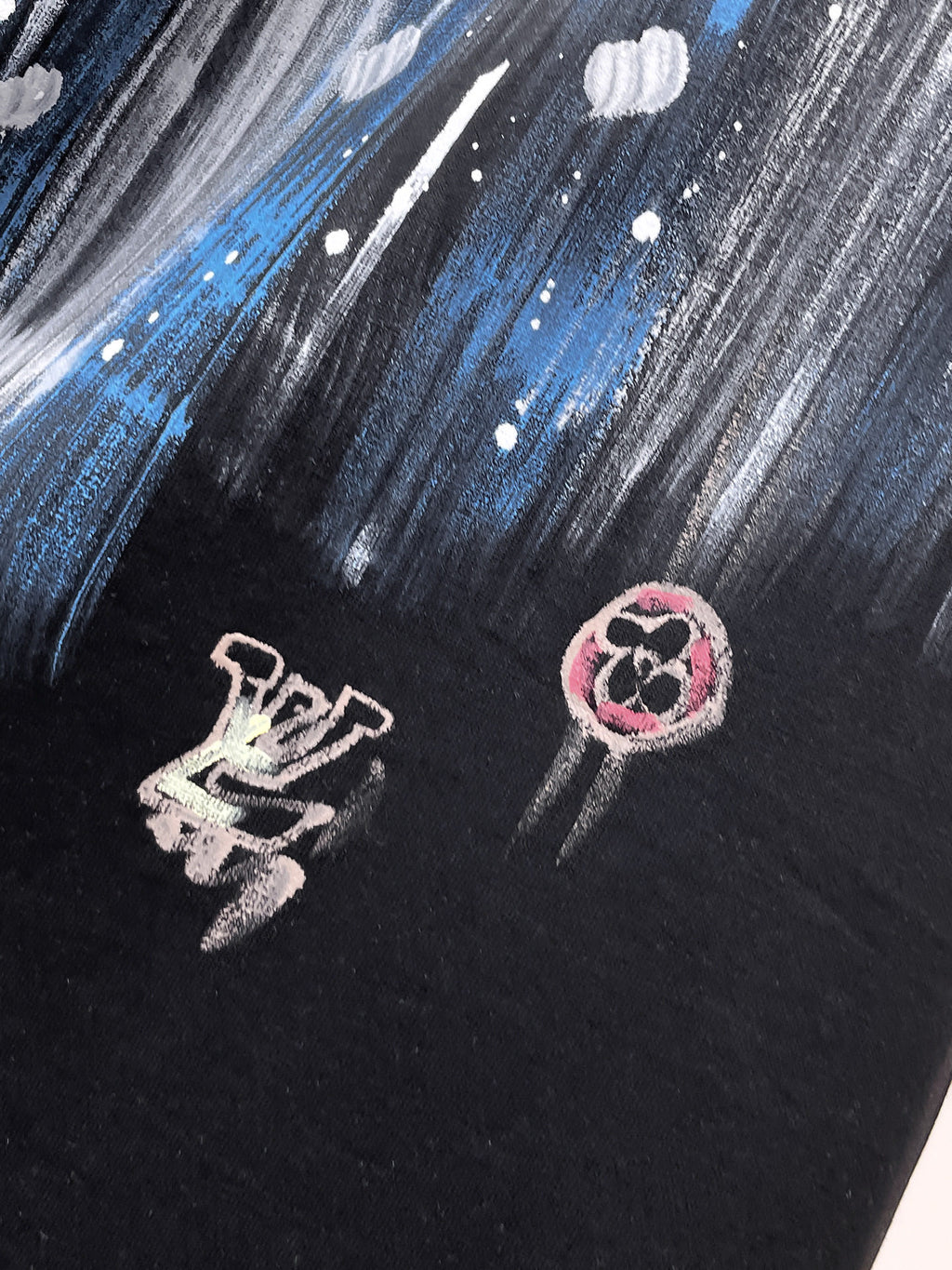 路易【新品】2026SS春夏🆕 男女情侶款經典圖標設計短袖T卹簡約的時尚元素設計凸顯精簡,隸屬今夏高顏值單品. 客供優質針織棉面料,手感順滑細膩,著身的透氣舒適感無可挑剔.搭配時尚廓形裁剪設計精美設計.全新標誌皮質徽章縫製感染力強大,彰顯前衛獨特個性.時尚達人的必備單品.表達一絲不苟的時尚氣息. 顏色：黑色，白色尺碼：S/M/L/XL/2XL S肩寬43胸圍104衣長67袖長21