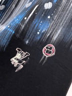 路易【新品】2026SS春夏🆕 男女情侶款經典圖標設計短袖T卹簡約的時尚元素設計凸顯精簡,隸屬今夏高顏值單品. 客供優質針織棉面料,手感順滑細膩,著身的透氣舒適感無可挑剔.搭配時尚廓形裁剪設計精美設計.全新標誌皮質徽章縫製感染力強大,彰顯前衛獨特個性.時尚達人的必備單品.表達一絲不苟的時尚氣息. 顏色：黑色，白色尺碼：S/M/L/XL/2XL S肩寬43胸圍104衣長67袖長21