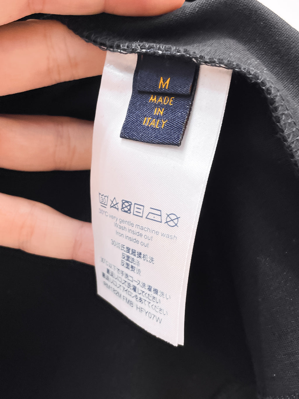 路易【新品】2026SS春夏🆕 男女情侶款經典圖標設計短袖T卹簡約的時尚元素設計凸顯精簡,隸屬今夏高顏值單品. 客供優質針織棉面料,手感順滑細膩,著身的透氣舒適感無可挑剔.搭配時尚廓形裁剪設計精美設計.全新標誌皮質徽章縫製感染力強大,彰顯前衛獨特個性.時尚達人的必備單品.表達一絲不苟的時尚氣息. 顏色：黑色，白色尺碼：S/M/L/XL/2XL S肩寬43胸圍104衣長67袖長21