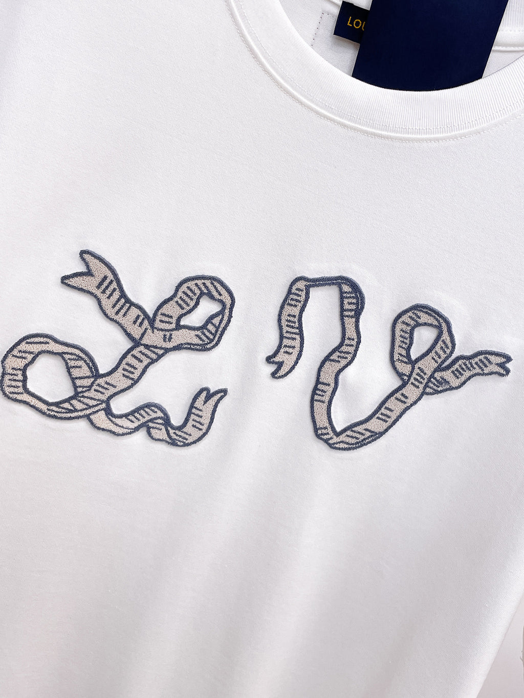 路易【新品】2026SS春夏🆕 男女情侶款經典圖標設計短袖T卹簡約的時尚元素設計凸顯精簡,隸屬今夏高顏值單品. 客供優質針織棉面料,手感順滑細膩,著身的透氣舒適感無可挑剔.搭配時尚廓形裁剪設計精美設計.全新標誌皮質徽章縫製感染力強大,彰顯前衛獨特個性.時尚達人的必備單品.表達一絲不苟的時尚氣息. 顏色：黑色，白色尺碼：S/M/L/XL/2XL S肩寬43胸圍104衣長67袖長21
