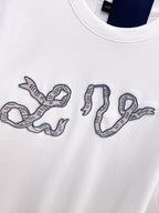 路易【新品】2026SS春夏🆕 男女情侶款經典圖標設計短袖T卹簡約的時尚元素設計凸顯精簡,隸屬今夏高顏值單品. 客供優質針織棉面料,手感順滑細膩,著身的透氣舒適感無可挑剔.搭配時尚廓形裁剪設計精美設計.全新標誌皮質徽章縫製感染力強大,彰顯前衛獨特個性.時尚達人的必備單品.表達一絲不苟的時尚氣息. 顏色：黑色，白色尺碼：S/M/L/XL/2XL S肩寬43胸圍104衣長67袖長21