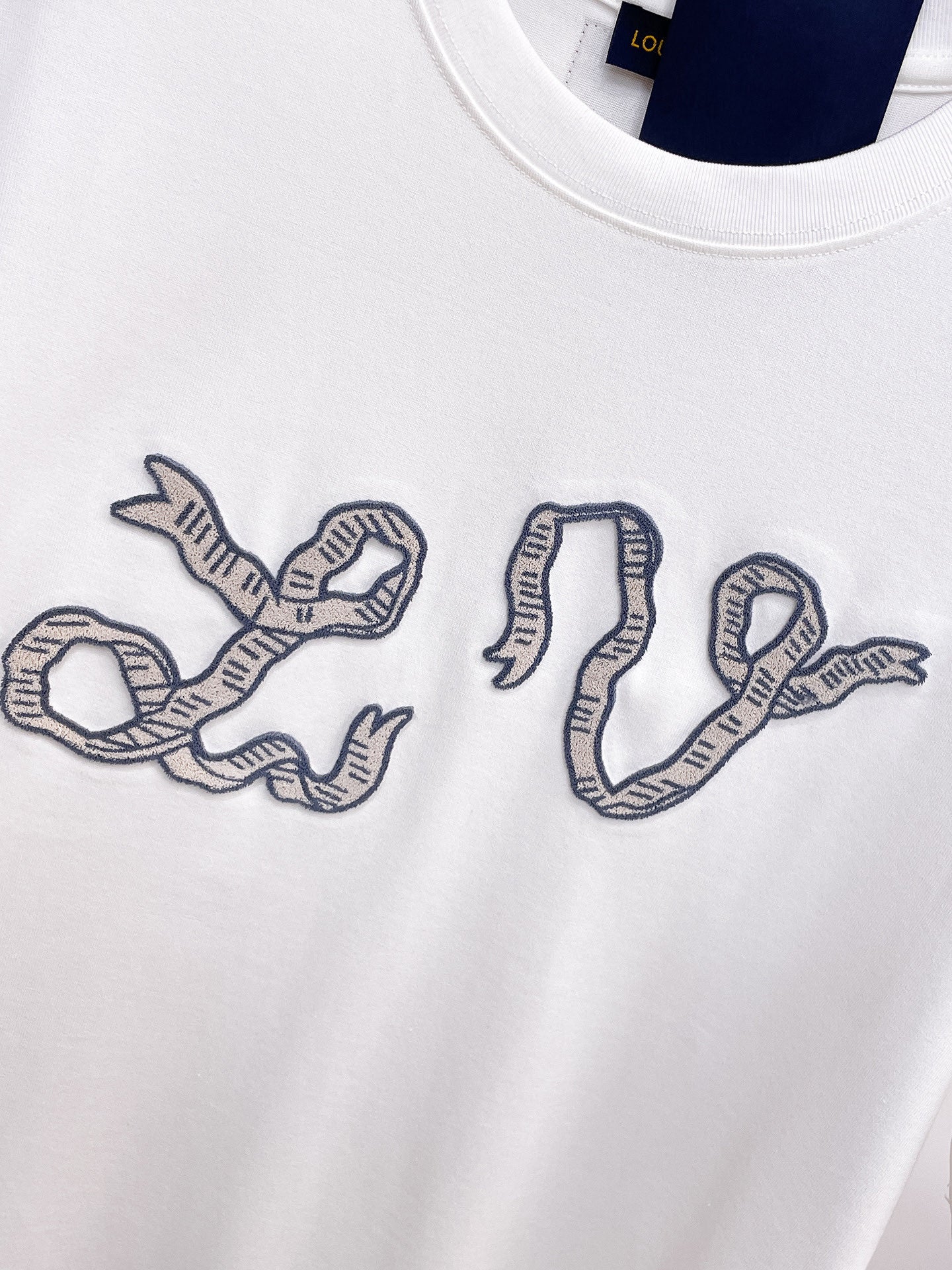 路易【新品】2026SS春夏🆕 男女情侶款經典圖標設計短袖T卹簡約的時尚元素設計凸顯精簡,隸屬今夏高顏值單品. 客供優質針織棉面料,手感順滑細膩,著身的透氣舒適感無可挑剔.搭配時尚廓形裁剪設計精美設計.全新標誌皮質徽章縫製感染力強大,彰顯前衛獨特個性.時尚達人的必備單品.表達一絲不苟的時尚氣息. 顏色：黑色，白色尺碼：S/M/L/XL/2XL S肩寬43胸圍104衣長67袖長21