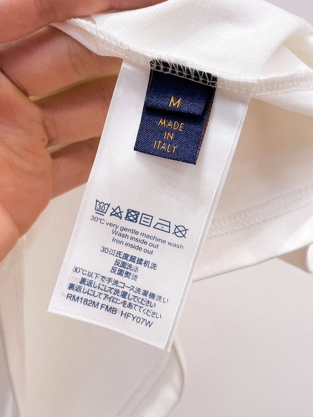 路易【新品】2026SS春夏🆕 男女情侶款經典圖標設計短袖T卹簡約的時尚元素設計凸顯精簡,隸屬今夏高顏值單品. 客供優質針織棉面料,手感順滑細膩,著身的透氣舒適感無可挑剔.搭配時尚廓形裁剪設計精美設計.全新標誌皮質徽章縫製感染力強大,彰顯前衛獨特個性.時尚達人的必備單品.表達一絲不苟的時尚氣息. 顏色：黑色，白色尺碼：S/M/L/XL/2XL S肩寬43胸圍104衣長67袖長21
