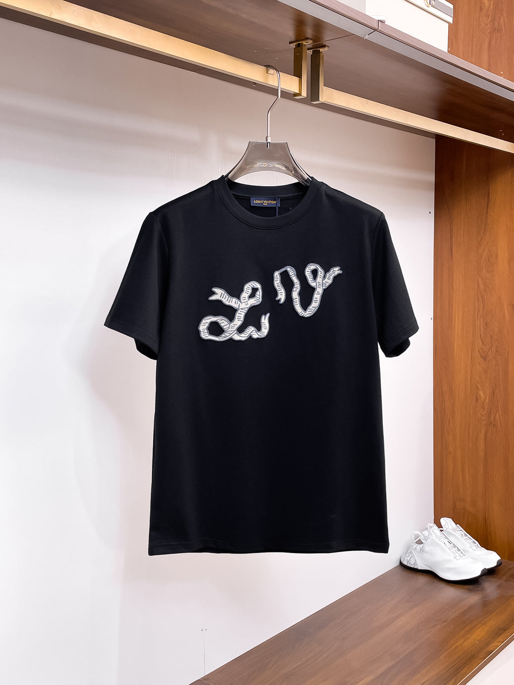 路易【新品】2026SS春夏🆕 男女情侶款經典圖標設計短袖T卹簡約的時尚元素設計凸顯精簡,隸屬今夏高顏值單品. 客供優質針織棉面料,手感順滑細膩,著身的透氣舒適感無可挑剔.搭配時尚廓形裁剪設計精美設計.全新標誌皮質徽章縫製感染力強大,彰顯前衛獨特個性.時尚達人的必備單品.表達一絲不苟的時尚氣息. 顏色：黑色，白色尺碼：S/M/L/XL/2XL S肩寬43胸圍104衣長67袖長21