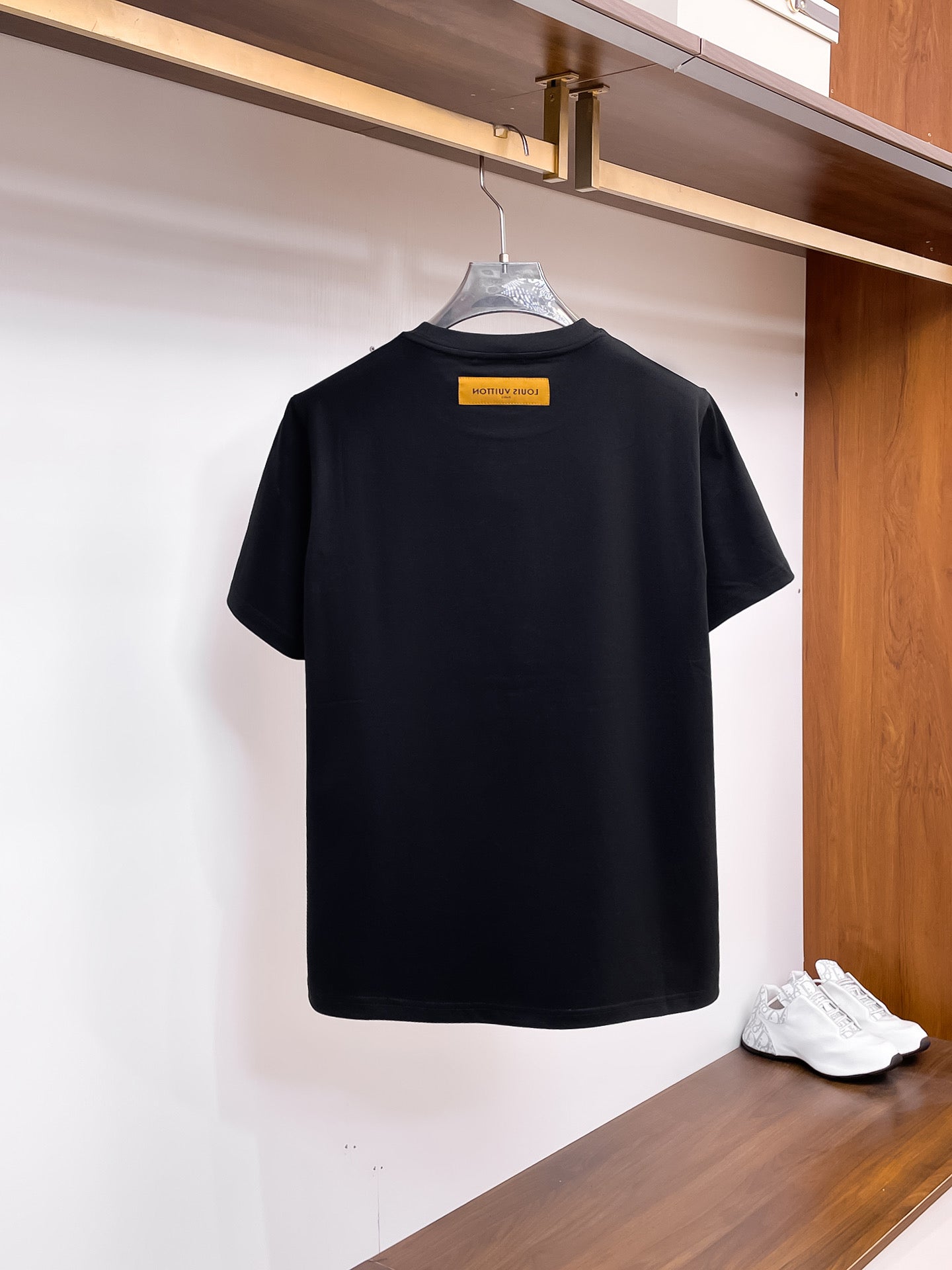路易【新品】2026SS春夏🆕 男女情侶款經典圖標設計短袖T卹簡約的時尚元素設計凸顯精簡,隸屬今夏高顏值單品. 客供優質針織棉面料,手感順滑細膩,著身的透氣舒適感無可挑剔.搭配時尚廓形裁剪設計精美設計.全新標誌皮質徽章縫製感染力強大,彰顯前衛獨特個性.時尚達人的必備單品.表達一絲不苟的時尚氣息. 顏色：黑色，白色尺碼：S/M/L/XL/2XL S肩寬43胸圍104衣長67袖長21