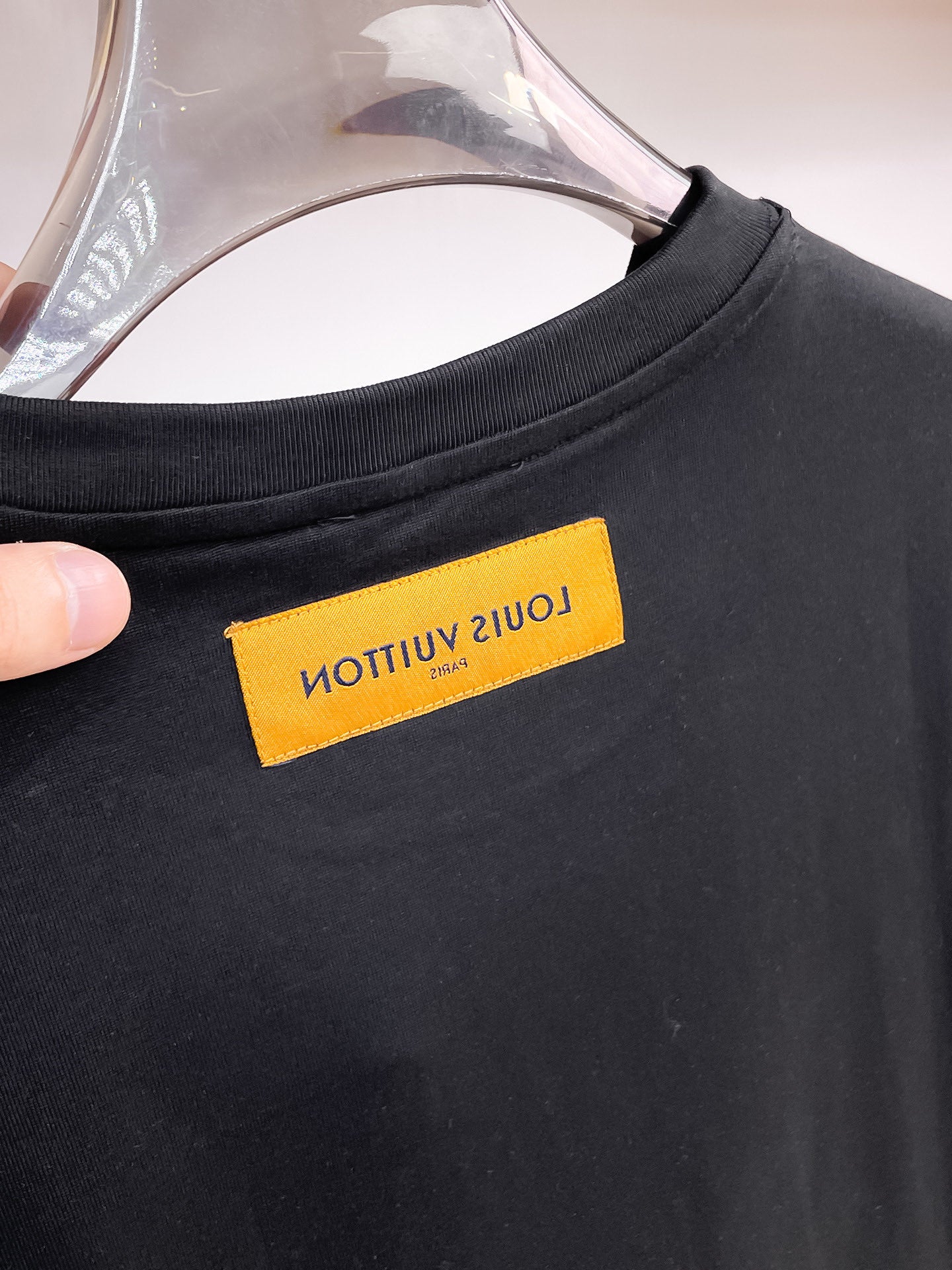 路易【新品】2026SS春夏🆕 男女情侶款經典圖標設計短袖T卹簡約的時尚元素設計凸顯精簡,隸屬今夏高顏值單品. 客供優質針織棉面料,手感順滑細膩,著身的透氣舒適感無可挑剔.搭配時尚廓形裁剪設計精美設計.全新標誌皮質徽章縫製感染力強大,彰顯前衛獨特個性.時尚達人的必備單品.表達一絲不苟的時尚氣息. 顏色：黑色，白色尺碼：S/M/L/XL/2XL S肩寬43胸圍104衣長67袖長21