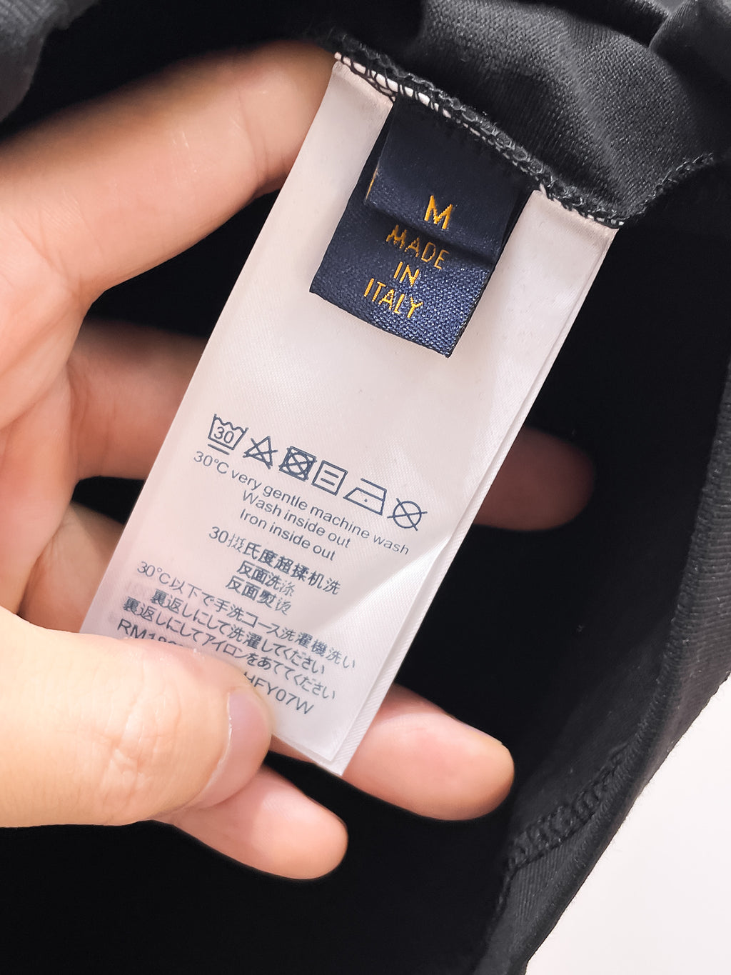路易【新品】2026SS春夏🆕 男女情侶款經典圖標設計短袖T卹簡約的時尚元素設計凸顯精簡,隸屬今夏高顏值單品. 客供優質針織棉面料,手感順滑細膩,著身的透氣舒適感無可挑剔.搭配時尚廓形裁剪設計精美設計.全新標誌皮質徽章縫製感染力強大,彰顯前衛獨特個性.時尚達人的必備單品.表達一絲不苟的時尚氣息. 顏色：黑色，白色尺碼：S/M/L/XL/2XL S肩寬43胸圍104衣長67袖長21