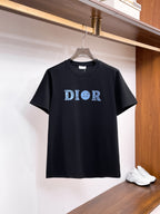 迪奧【新品】2026SS春夏🆕 男女情侶款經典圖標設計短袖T卹簡約的時尚元素設計凸顯精簡,隸屬今夏高顏值單品. 客供優質針織棉面料,手感順滑細膩,著身的透氣舒適感無可挑剔.搭配時尚廓形剪裁設計設計設計採用潮流時尚的透氣舒適感.全新標誌皮質徽章縫製感染力強大,彰顯前衛獨特個性.時尚達人的必備單品.表達一絲不苟的時尚氣息. 顏色：黑色，白色尺碼：S/M/L/XL/2XL S肩寬43胸圍104衣長67袖長21