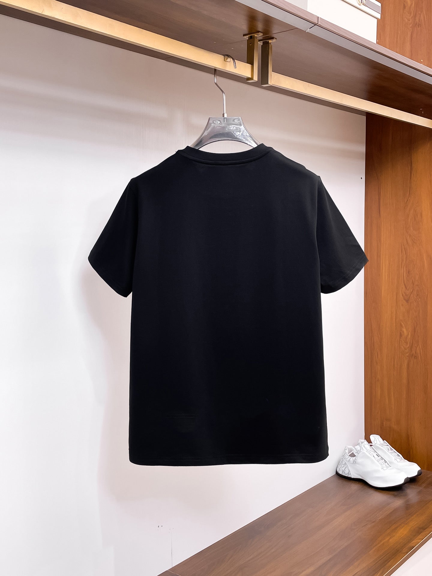 迪奧【新品】2026SS春夏🆕 男女情侶款經典圖標設計短袖T卹簡約的時尚元素設計凸顯精簡,隸屬今夏高顏值單品. 客供優質針織棉面料,手感順滑細膩,著身的透氣舒適感無可挑剔.搭配時尚廓形剪裁設計設計設計採用潮流時尚的透氣舒適感.全新標誌皮質徽章縫製感染力強大,彰顯前衛獨特個性.時尚達人的必備單品.表達一絲不苟的時尚氣息. 顏色：黑色，白色尺碼：S/M/L/XL/2XL S肩寬43胸圍104衣長67袖長21