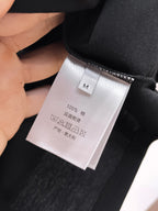 迪奧【新品】2026SS春夏🆕 男女情侶款經典圖標設計短袖T卹簡約的時尚元素設計凸顯精簡,隸屬今夏高顏值單品. 客供優質針織棉面料,手感順滑細膩,著身的透氣舒適感無可挑剔.搭配時尚廓形剪裁設計設計設計採用潮流時尚的透氣舒適感.全新標誌皮質徽章縫製感染力強大,彰顯前衛獨特個性.時尚達人的必備單品.表達一絲不苟的時尚氣息. 顏色：黑色，白色尺碼：S/M/L/XL/2XL S肩寬43胸圍104衣長67袖長21