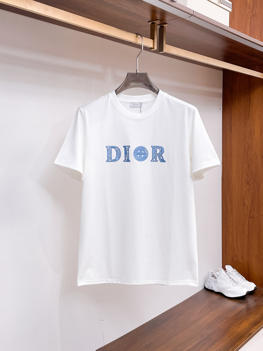 迪奧【新品】2026SS春夏🆕 男女情侶款經典圖標設計短袖T卹簡約的時尚元素設計凸顯精簡,隸屬今夏高顏值單品. 客供優質針織棉面料,手感順滑細膩,著身的透氣舒適感無可挑剔.搭配時尚廓形剪裁設計設計設計採用潮流時尚的透氣舒適感.全新標誌皮質徽章縫製感染力強大,彰顯前衛獨特個性.時尚達人的必備單品.表達一絲不苟的時尚氣息. 顏色：黑色，白色尺碼：S/M/L/XL/2XL S肩寬43胸圍104衣長67袖長21