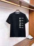 普拉達【新品】2026SS春夏🆕 男女情侶款經典圖標設計短袖T卹簡約的時尚元素設計凸顯精簡,隸屬今夏高顏值單品. 客供優質針織棉面料,手感順滑細膩,著身的透氣舒適感無可挑剔.搭配時尚廓形裁剪設計設計精美設計採用潮流時尚的透氣舒適感.全新標誌皮質徽章縫製感染力強大,彰顯前衛獨特個性.時尚達人的必備單品.表達一絲不苟的時尚氣息. 顏色：黑色，白色尺碼：S/M/L/XL/2XL S肩寬43胸圍104衣長67袖長21
