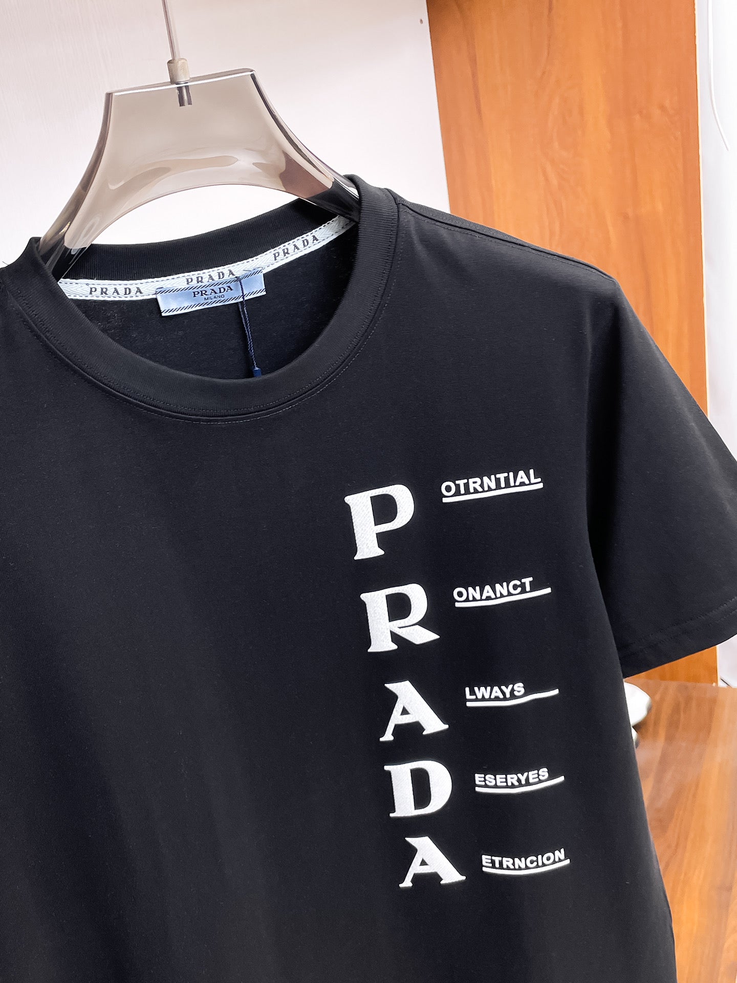 普拉達【新品】2026SS春夏🆕 男女情侶款經典圖標設計短袖T卹簡約的時尚元素設計凸顯精簡,隸屬今夏高顏值單品. 客供優質針織棉面料,手感順滑細膩,著身的透氣舒適感無可挑剔.搭配時尚廓形裁剪設計設計精美設計採用潮流時尚的透氣舒適感.全新標誌皮質徽章縫製感染力強大,彰顯前衛獨特個性.時尚達人的必備單品.表達一絲不苟的時尚氣息. 顏色：黑色，白色尺碼：S/M/L/XL/2XL S肩寬43胸圍104衣長67袖長21
