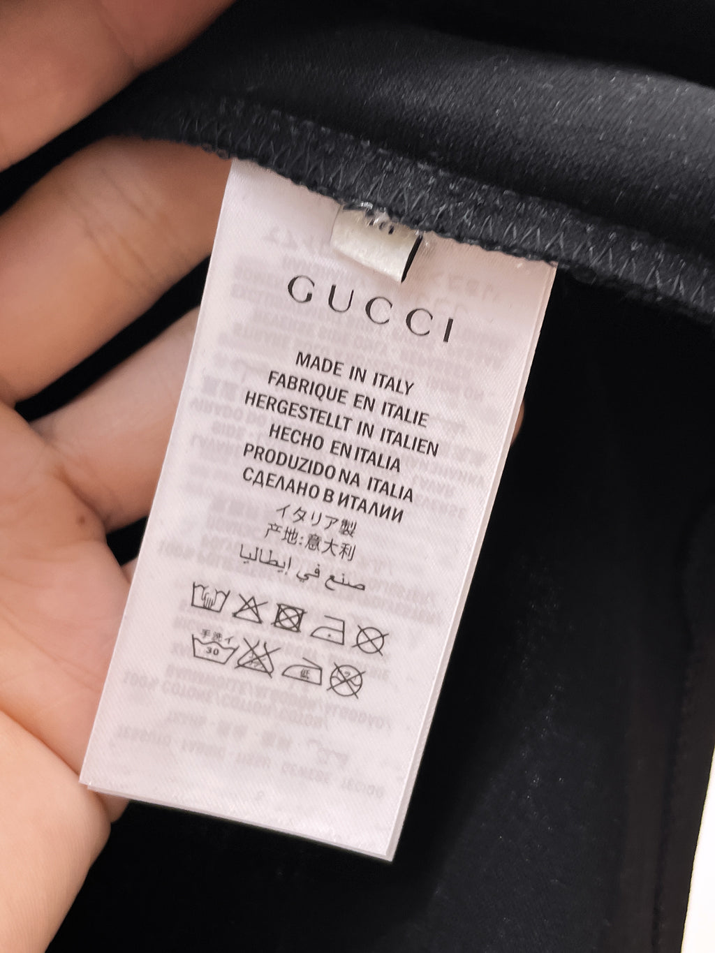 普拉達【新品】2026SS春夏🆕 男女情侶款經典圖標設計短袖T卹簡約的時尚元素設計凸顯精簡,隸屬今夏高顏值單品. 客供優質針織棉面料,手感順滑細膩,著身的透氣舒適感無可挑剔.搭配時尚廓形裁剪設計設計精美設計採用潮流時尚的透氣舒適感.全新標誌皮質徽章縫製感染力強大,彰顯前衛獨特個性.時尚達人的必備單品.表達一絲不苟的時尚氣息. 顏色：黑色，白色尺碼：S/M/L/XL/2XL S肩寬43胸圍104衣長67袖長21