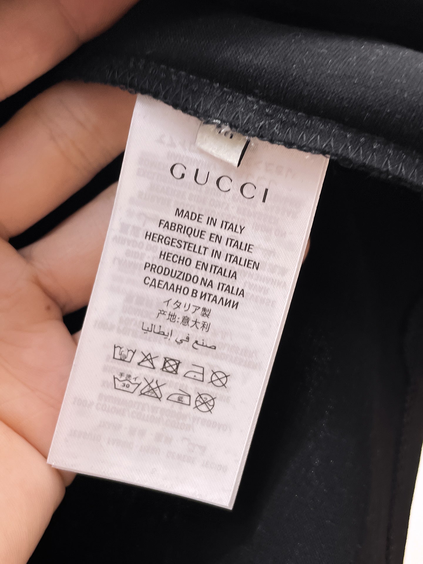普拉達【新品】2026SS春夏🆕 男女情侶款經典圖標設計短袖T卹簡約的時尚元素設計凸顯精簡,隸屬今夏高顏值單品. 客供優質針織棉面料,手感順滑細膩,著身的透氣舒適感無可挑剔.搭配時尚廓形裁剪設計設計精美設計採用潮流時尚的透氣舒適感.全新標誌皮質徽章縫製感染力強大,彰顯前衛獨特個性.時尚達人的必備單品.表達一絲不苟的時尚氣息. 顏色：黑色，白色尺碼：S/M/L/XL/2XL S肩寬43胸圍104衣長67袖長21