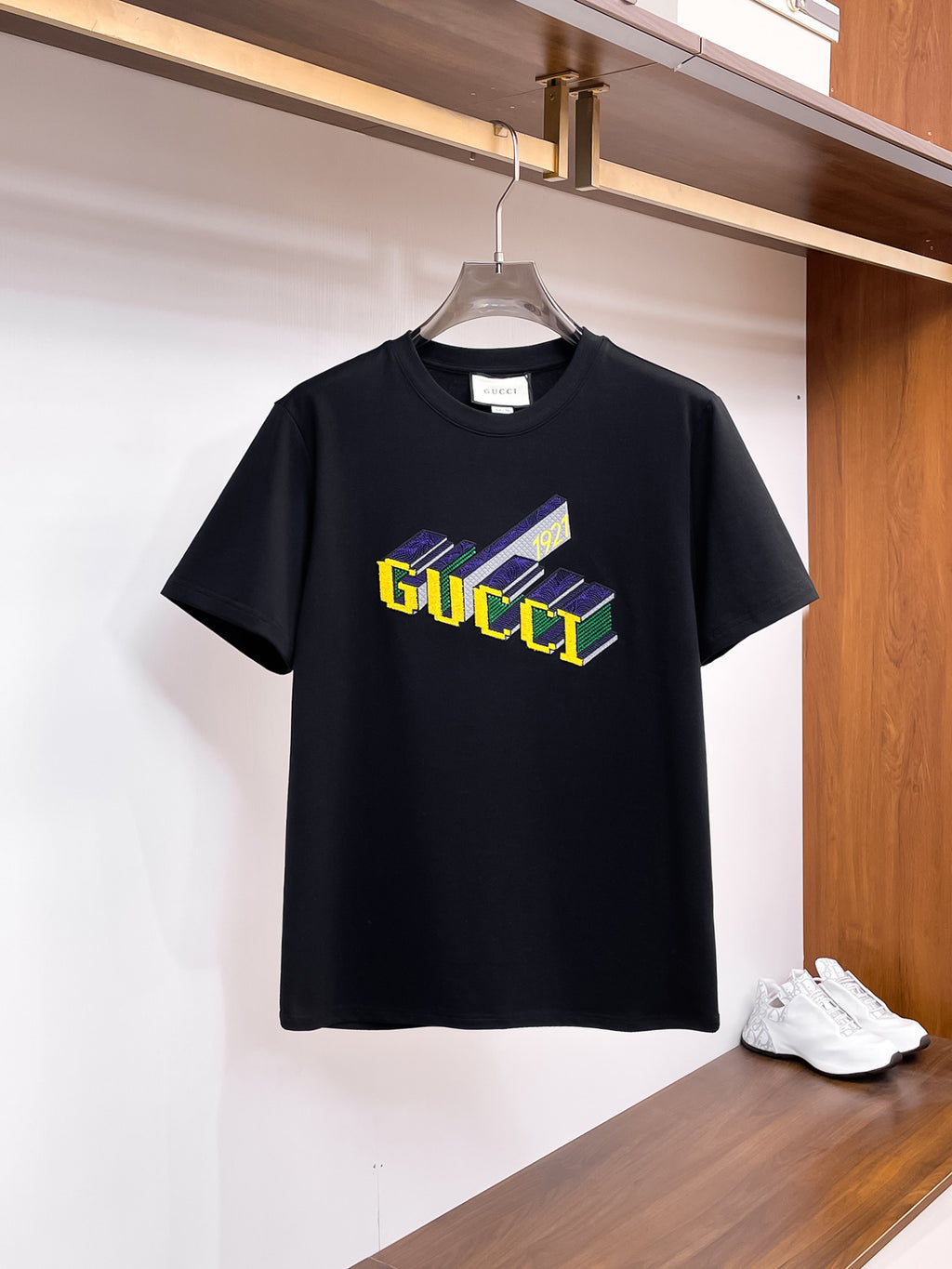 古馳【新品】2026SS春夏🆕 男女情侶款經典圖標設計短袖T卹簡約的時尚元素設計凸顯精簡,隸屬今夏高顏值單品. 客供優質針織棉面料,手感順滑細膩,著身的透氣舒適感無可挑剔.搭配時尚廓形裁剪設計精美設計.全新標誌皮質徽章縫製感染力強大,彰顯前衛獨特個性.時尚達人的必備單品.表達一絲不苟的時尚氣息. 顏色：黑色，白色尺碼：S/M/L/XL/2XL S肩寬43胸圍104衣長67袖長21