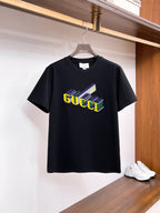 古馳【新品】2026SS春夏🆕 男女情侶款經典圖標設計短袖T卹簡約的時尚元素設計凸顯精簡,隸屬今夏高顏值單品. 客供優質針織棉面料,手感順滑細膩,著身的透氣舒適感無可挑剔.搭配時尚廓形裁剪設計精美設計.全新標誌皮質徽章縫製感染力強大,彰顯前衛獨特個性.時尚達人的必備單品.表達一絲不苟的時尚氣息. 顏色：黑色，白色尺碼：S/M/L/XL/2XL S肩寬43胸圍104衣長67袖長21