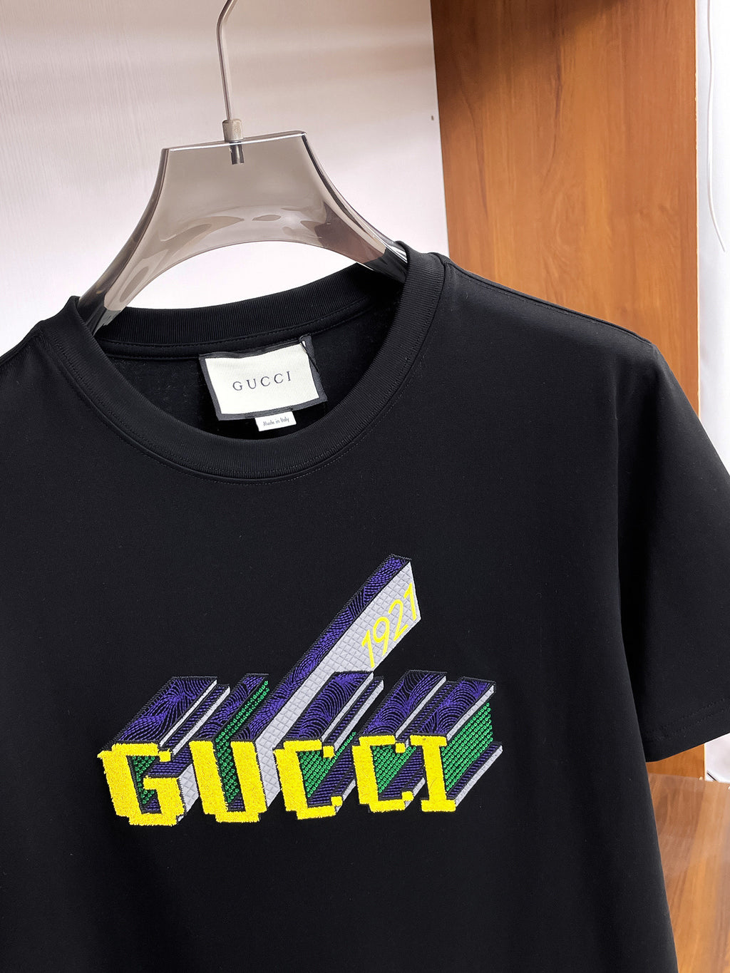 古馳【新品】2026SS春夏🆕 男女情侶款經典圖標設計短袖T卹簡約的時尚元素設計凸顯精簡,隸屬今夏高顏值單品. 客供優質針織棉面料,手感順滑細膩,著身的透氣舒適感無可挑剔.搭配時尚廓形裁剪設計精美設計.全新標誌皮質徽章縫製感染力強大,彰顯前衛獨特個性.時尚達人的必備單品.表達一絲不苟的時尚氣息. 顏色：黑色，白色尺碼：S/M/L/XL/2XL S肩寬43胸圍104衣長67袖長21