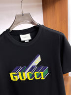 古馳【新品】2026SS春夏🆕 男女情侶款經典圖標設計短袖T卹簡約的時尚元素設計凸顯精簡,隸屬今夏高顏值單品. 客供優質針織棉面料,手感順滑細膩,著身的透氣舒適感無可挑剔.搭配時尚廓形裁剪設計精美設計.全新標誌皮質徽章縫製感染力強大,彰顯前衛獨特個性.時尚達人的必備單品.表達一絲不苟的時尚氣息. 顏色：黑色，白色尺碼：S/M/L/XL/2XL S肩寬43胸圍104衣長67袖長21