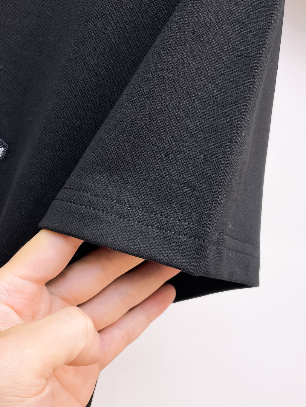古馳【新品】2026SS春夏🆕 男女情侶款經典圖標設計短袖T卹簡約的時尚元素設計凸顯精簡,隸屬今夏高顏值單品. 客供優質針織棉面料,手感順滑細膩,著身的透氣舒適感無可挑剔.搭配時尚廓形裁剪設計精美設計.全新標誌皮質徽章縫製感染力強大,彰顯前衛獨特個性.時尚達人的必備單品.表達一絲不苟的時尚氣息. 顏色：黑色，白色尺碼：S/M/L/XL/2XL S肩寬43胸圍104衣長67袖長21