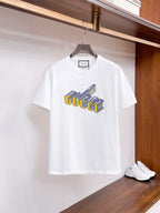 古馳【新品】2026SS春夏🆕 男女情侶款經典圖標設計短袖T卹簡約的時尚元素設計凸顯精簡,隸屬今夏高顏值單品. 客供優質針織棉面料,手感順滑細膩,著身的透氣舒適感無可挑剔.搭配時尚廓形裁剪設計精美設計.全新標誌皮質徽章縫製感染力強大,彰顯前衛獨特個性.時尚達人的必備單品.表達一絲不苟的時尚氣息. 顏色：黑色，白色尺碼：S/M/L/XL/2XL S肩寬43胸圍104衣長67袖長21