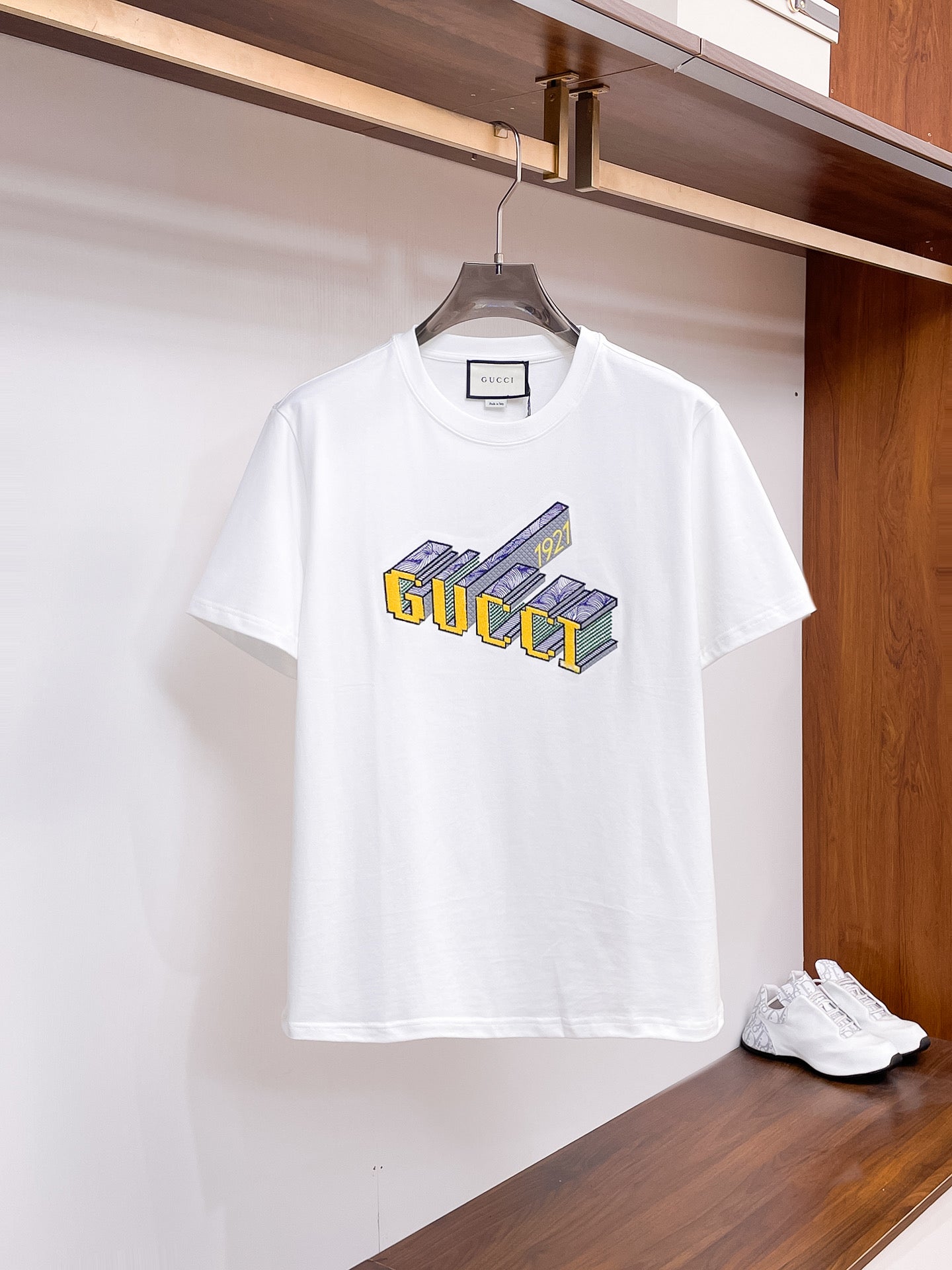 古馳【新品】2026SS春夏🆕 男女情侶款經典圖標設計短袖T卹簡約的時尚元素設計凸顯精簡,隸屬今夏高顏值單品. 客供優質針織棉面料,手感順滑細膩,著身的透氣舒適感無可挑剔.搭配時尚廓形裁剪設計精美設計.全新標誌皮質徽章縫製感染力強大,彰顯前衛獨特個性.時尚達人的必備單品.表達一絲不苟的時尚氣息. 顏色：黑色，白色尺碼：S/M/L/XL/2XL S肩寬43胸圍104衣長67袖長21