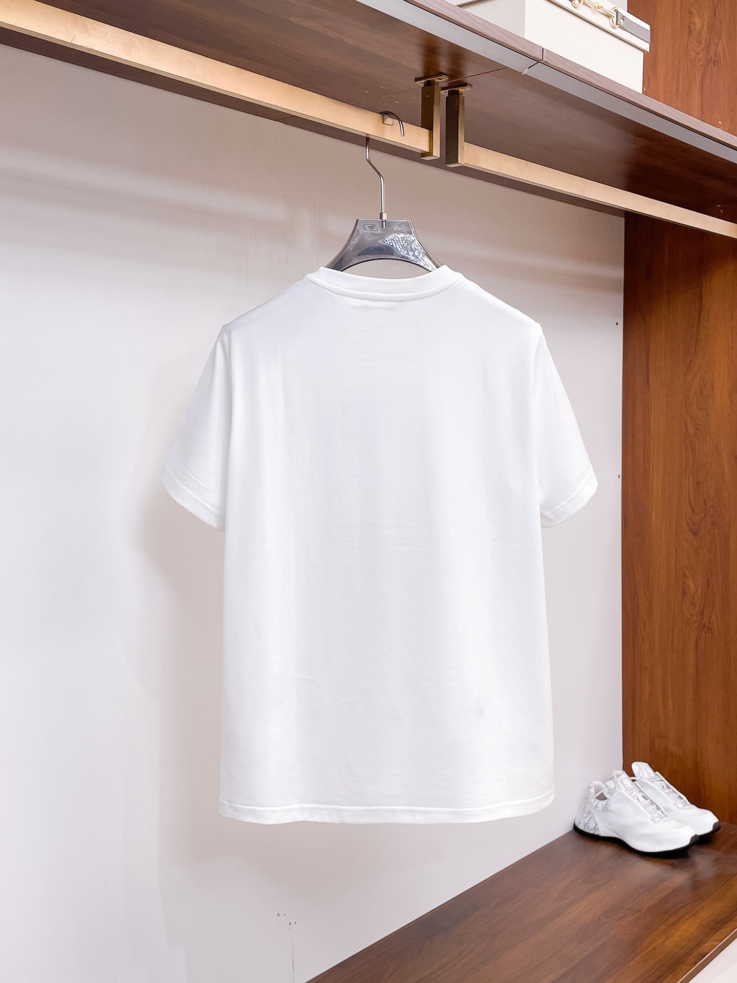 古馳【新品】2026SS春夏🆕 男女情侶款經典圖標設計短袖T卹簡約的時尚元素設計凸顯精簡,隸屬今夏高顏值單品. 客供優質針織棉面料,手感順滑細膩,著身的透氣舒適感無可挑剔.搭配時尚廓形裁剪設計精美設計.全新標誌皮質徽章縫製感染力強大,彰顯前衛獨特個性.時尚達人的必備單品.表達一絲不苟的時尚氣息. 顏色：黑色，白色尺碼：S/M/L/XL/2XL S肩寬43胸圍104衣長67袖長21