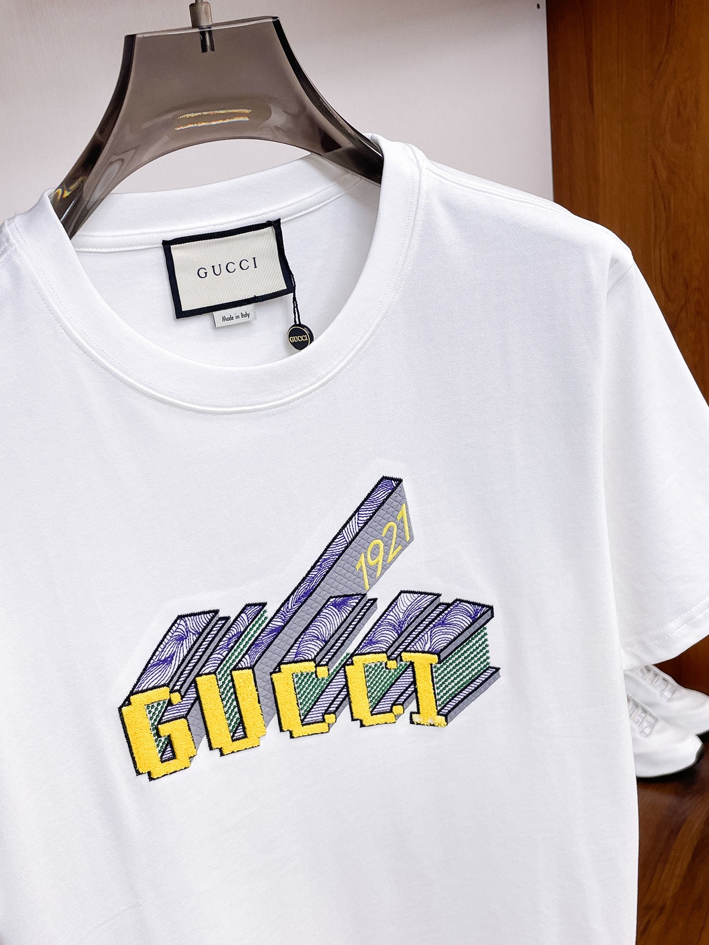 古馳【新品】2026SS春夏🆕 男女情侶款經典圖標設計短袖T卹簡約的時尚元素設計凸顯精簡,隸屬今夏高顏值單品. 客供優質針織棉面料,手感順滑細膩,著身的透氣舒適感無可挑剔.搭配時尚廓形裁剪設計精美設計.全新標誌皮質徽章縫製感染力強大,彰顯前衛獨特個性.時尚達人的必備單品.表達一絲不苟的時尚氣息. 顏色：黑色，白色尺碼：S/M/L/XL/2XL S肩寬43胸圍104衣長67袖長21