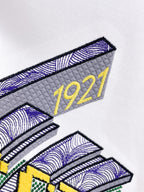 古馳【新品】2026SS春夏🆕 男女情侶款經典圖標設計短袖T卹簡約的時尚元素設計凸顯精簡,隸屬今夏高顏值單品. 客供優質針織棉面料,手感順滑細膩,著身的透氣舒適感無可挑剔.搭配時尚廓形裁剪設計精美設計.全新標誌皮質徽章縫製感染力強大,彰顯前衛獨特個性.時尚達人的必備單品.表達一絲不苟的時尚氣息. 顏色：黑色，白色尺碼：S/M/L/XL/2XL S肩寬43胸圍104衣長67袖長21