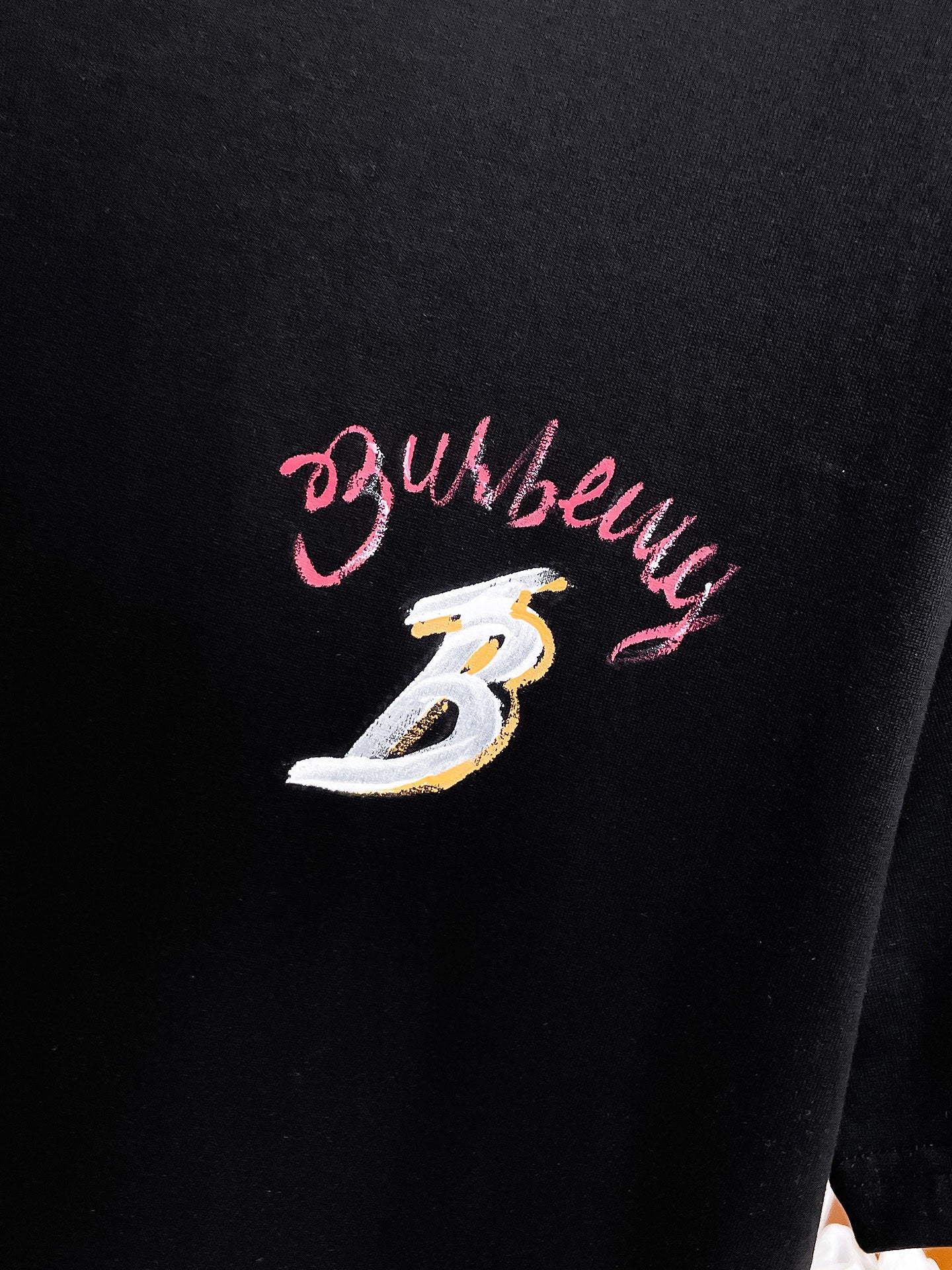 BU# 2026春夏新款首發專櫃最新短袖圓領T卹高階訂製設計前衛時尚！品牌logo重工藝設計高端訂製230克布料.手感柔軟.穿著舒適.專櫃等級精緻車線.做工精細.上身效果無敵帥氣！型男必備單品！顏色：黑色。白色。號：S-2XL