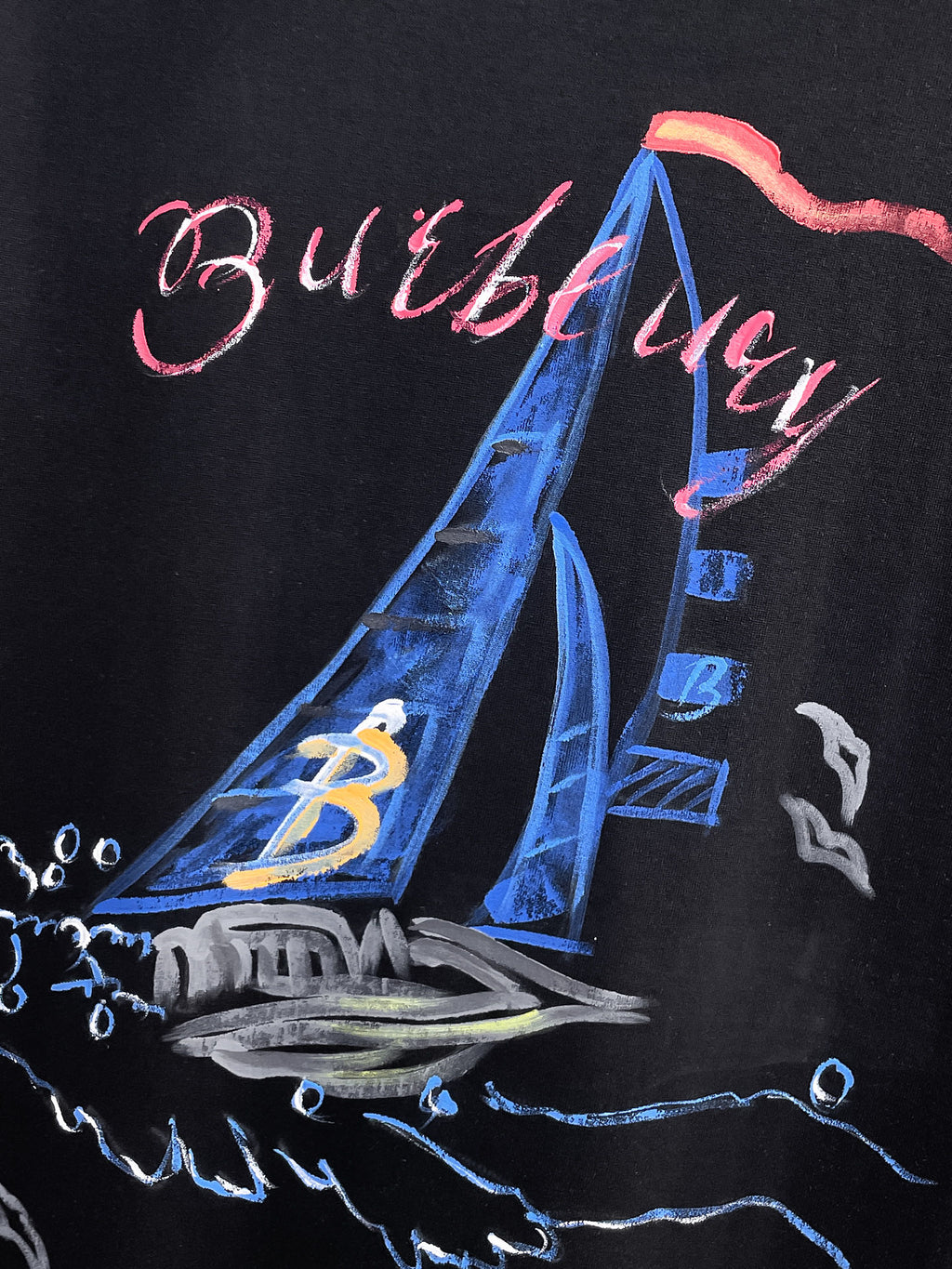 BU# 2026春夏新款首發專櫃最新短袖圓領T卹高階訂製設計前衛時尚！品牌logo重工藝設計高端訂製230克布料.手感柔軟.穿著舒適.專櫃等級精緻車線.做工精細.上身效果無敵帥氣！型男必備單品！顏色：黑色。白色。號：S-2XL