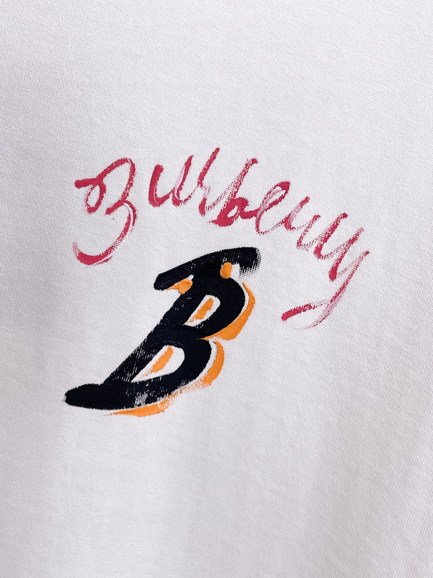 BU# 2026春夏新款首發專櫃最新短袖圓領T卹高階訂製設計前衛時尚！品牌logo重工藝設計高端訂製230克布料.手感柔軟.穿著舒適.專櫃等級精緻車線.做工精細.上身效果無敵帥氣！型男必備單品！顏色：黑色。白色。號：S-2XL