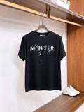 MO# 2026春夏新首發專櫃最新短袖圓領T卹高端訂製設計前衛時尚！品牌logo重工藝設計高端訂製230克布料.手感柔軟.穿著舒適.專櫃等級精緻車線.做工精細.上身效果無敵帥氣！型男必備單品！顏色：黑色。白色。號：S-2XL