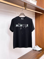 MO# 2026春夏新首發專櫃最新短袖圓領T卹高端訂製設計前衛時尚！品牌logo重工藝設計高端訂製230克布料.手感柔軟.穿著舒適.專櫃等級精緻車線.做工精細.上身效果無敵帥氣！型男必備單品！顏色：黑色。白色。號：S-2XL