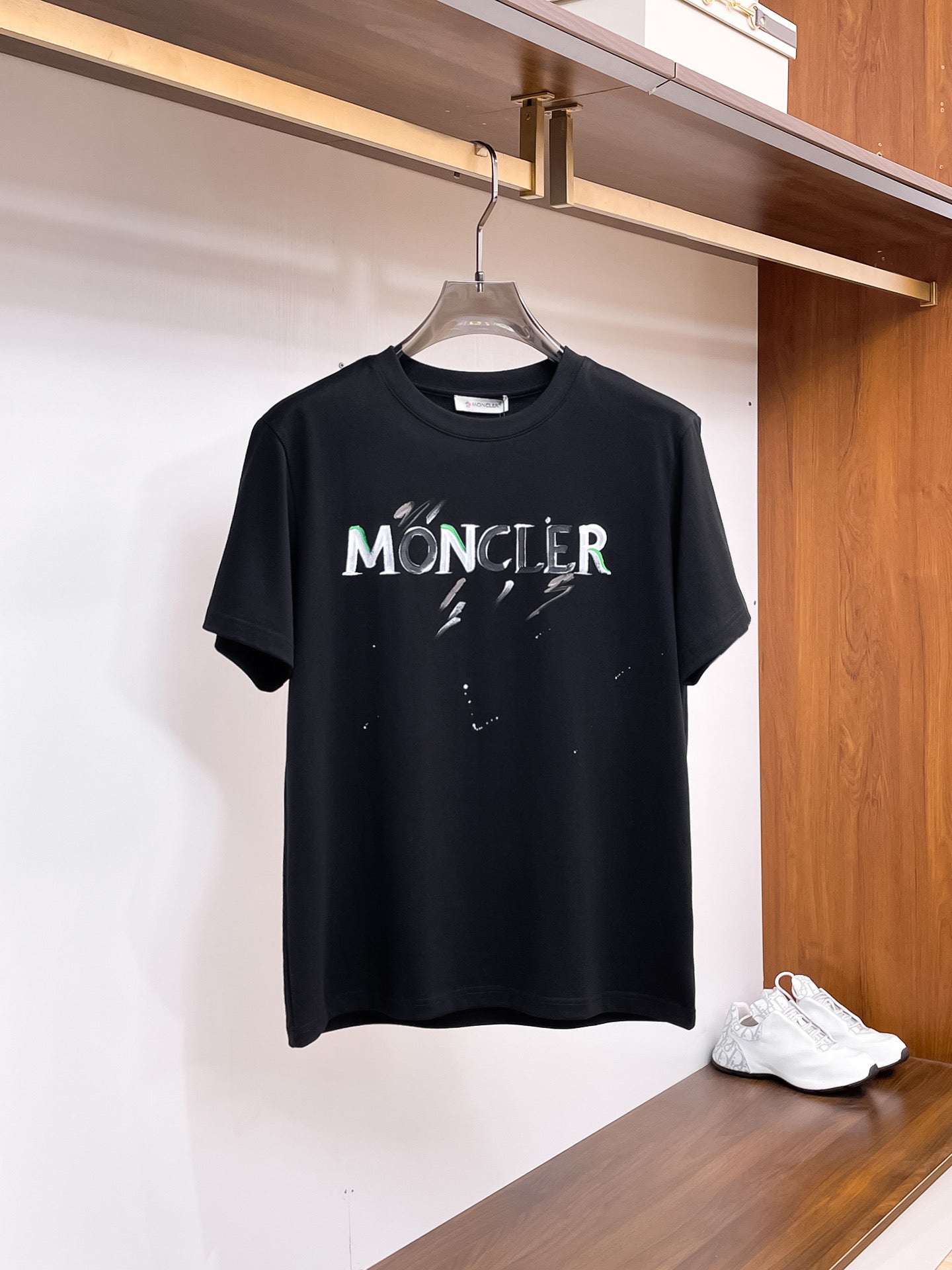 MO# 2026春夏新首發專櫃最新短袖圓領T卹高端訂製設計前衛時尚！品牌logo重工藝設計高端訂製230克布料.手感柔軟.穿著舒適.專櫃等級精緻車線.做工精細.上身效果無敵帥氣！型男必備單品！顏色：黑色。白色。號：S-2XL