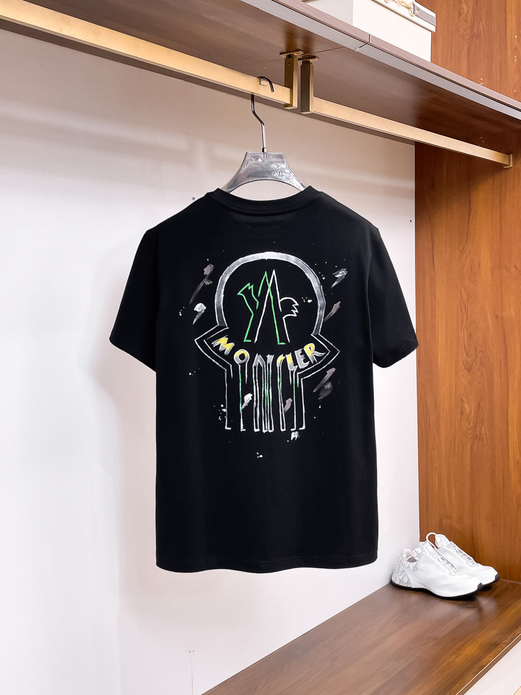 MO# 2026春夏新首發專櫃最新短袖圓領T卹高端訂製設計前衛時尚！品牌logo重工藝設計高端訂製230克布料.手感柔軟.穿著舒適.專櫃等級精緻車線.做工精細.上身效果無敵帥氣！型男必備單品！顏色：黑色。白色。號：S-2XL