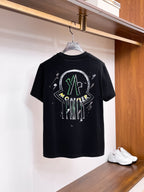 MO# 2026春夏新首發專櫃最新短袖圓領T卹高端訂製設計前衛時尚！品牌logo重工藝設計高端訂製230克布料.手感柔軟.穿著舒適.專櫃等級精緻車線.做工精細.上身效果無敵帥氣！型男必備單品！顏色：黑色。白色。號：S-2XL