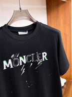 MO# 2026春夏新首發專櫃最新短袖圓領T卹高端訂製設計前衛時尚！品牌logo重工藝設計高端訂製230克布料.手感柔軟.穿著舒適.專櫃等級精緻車線.做工精細.上身效果無敵帥氣！型男必備單品！顏色：黑色。白色。號：S-2XL