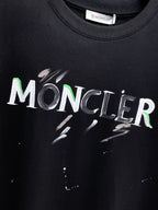 MO# 2026春夏新首發專櫃最新短袖圓領T卹高端訂製設計前衛時尚！品牌logo重工藝設計高端訂製230克布料.手感柔軟.穿著舒適.專櫃等級精緻車線.做工精細.上身效果無敵帥氣！型男必備單品！顏色：黑色。白色。號：S-2XL