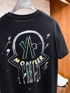 MO# 2026春夏新首發專櫃最新短袖圓領T卹高端訂製設計前衛時尚！品牌logo重工藝設計高端訂製230克布料.手感柔軟.穿著舒適.專櫃等級精緻車線.做工精細.上身效果無敵帥氣！型男必備單品！顏色：黑色。白色。號：S-2XL