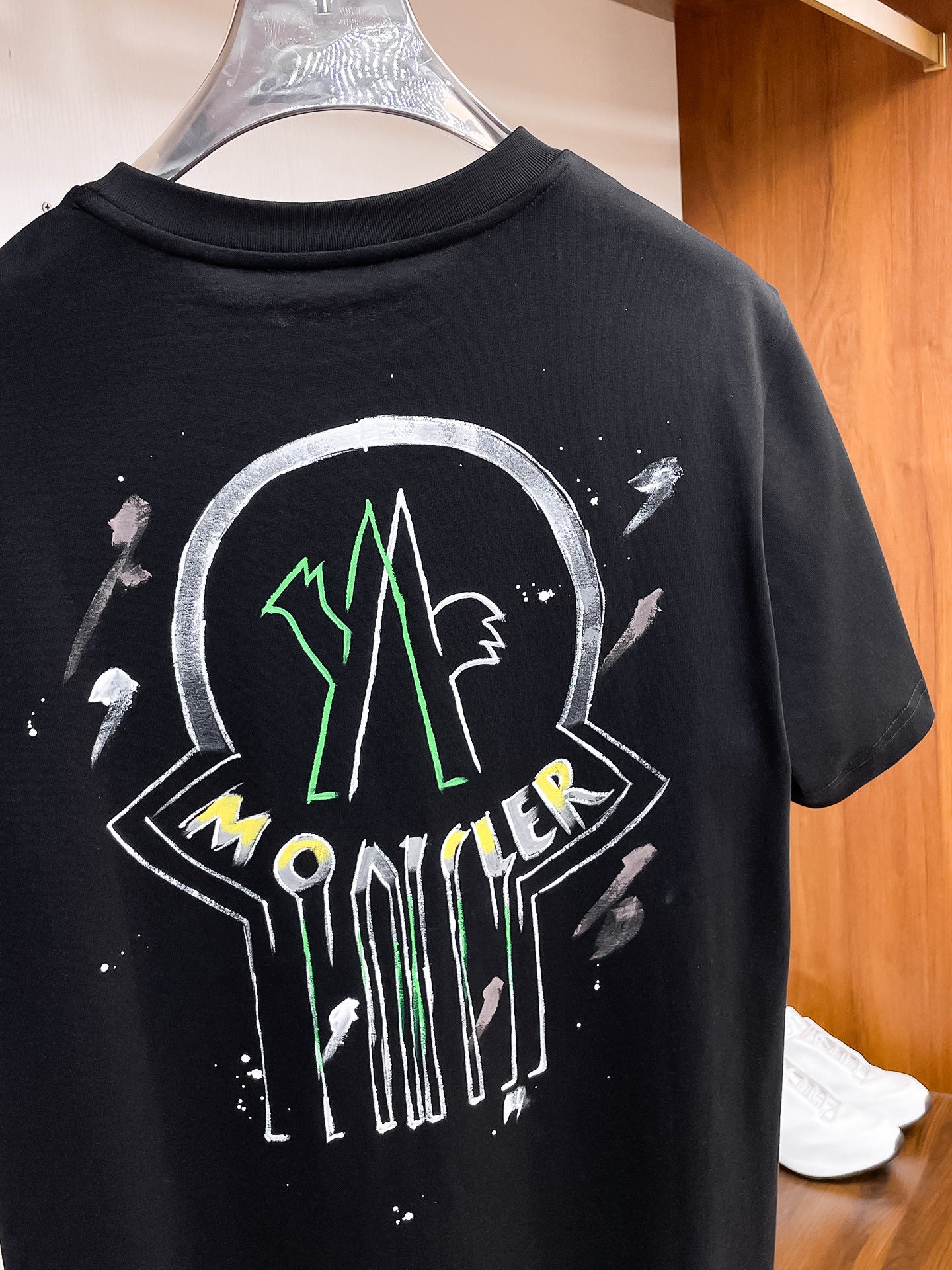 MO# 2026春夏新首發專櫃最新短袖圓領T卹高端訂製設計前衛時尚！品牌logo重工藝設計高端訂製230克布料.手感柔軟.穿著舒適.專櫃等級精緻車線.做工精細.上身效果無敵帥氣！型男必備單品！顏色：黑色。白色。號：S-2XL