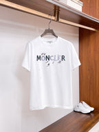 MO# 2026春夏新首發專櫃最新短袖圓領T卹高端訂製設計前衛時尚！品牌logo重工藝設計高端訂製230克布料.手感柔軟.穿著舒適.專櫃等級精緻車線.做工精細.上身效果無敵帥氣！型男必備單品！顏色：黑色。白色。號：S-2XL