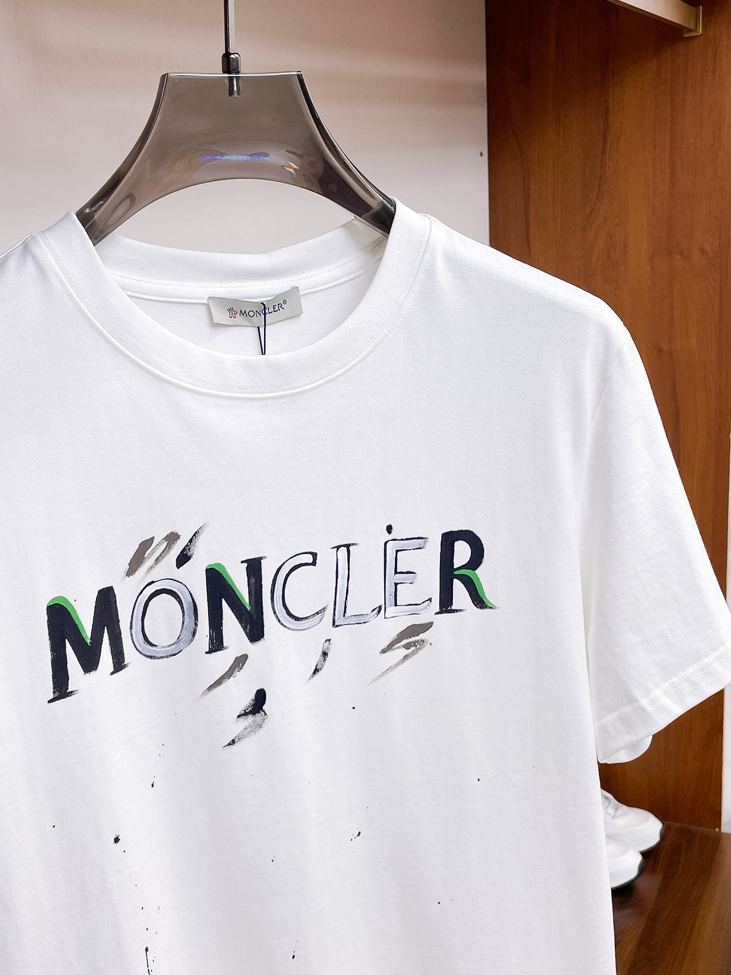MO# 2026春夏新首發專櫃最新短袖圓領T卹高端訂製設計前衛時尚！品牌logo重工藝設計高端訂製230克布料.手感柔軟.穿著舒適.專櫃等級精緻車線.做工精細.上身效果無敵帥氣！型男必備單品！顏色：黑色。白色。號：S-2XL