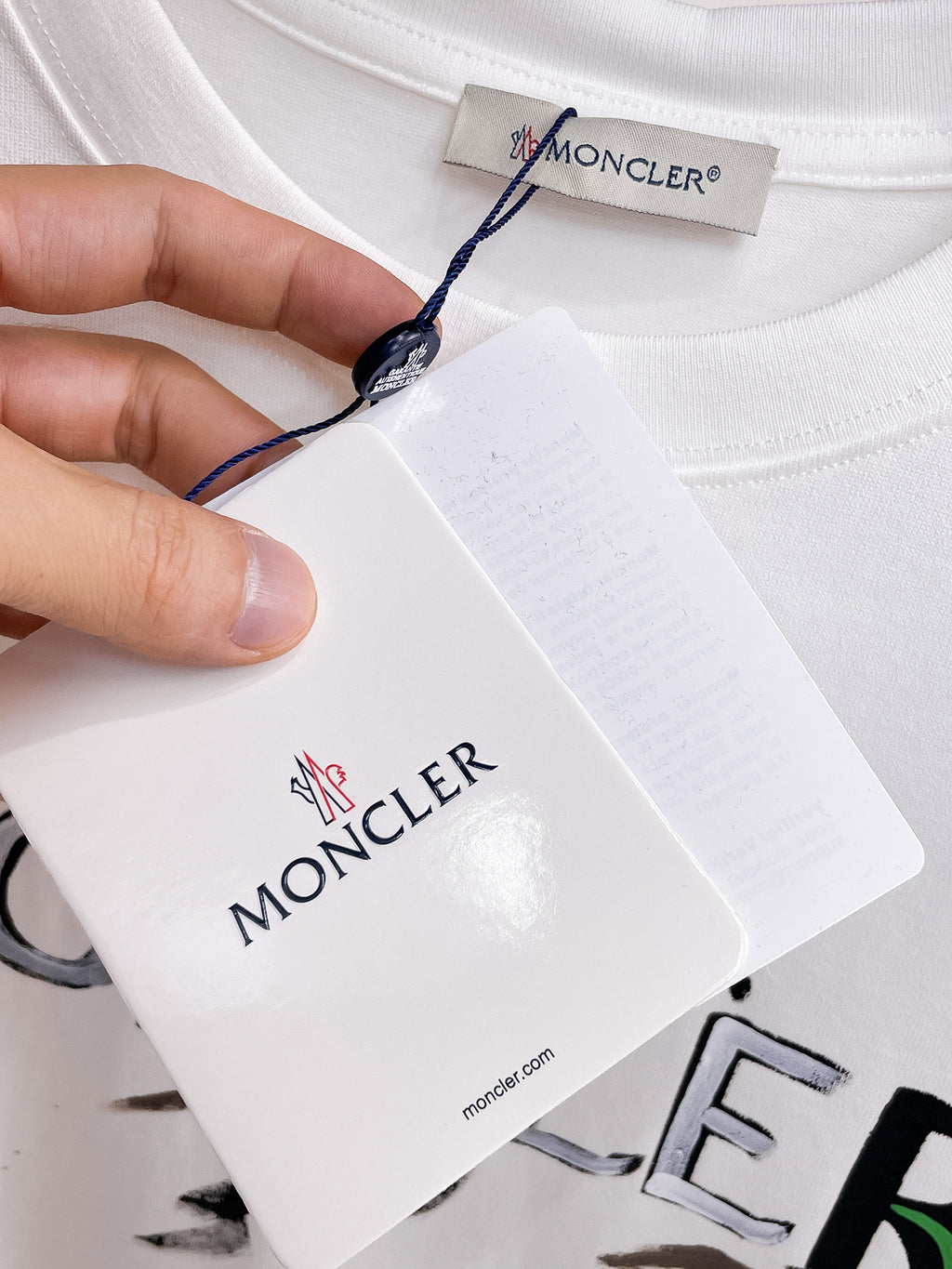 MO# 2026春夏新首發專櫃最新短袖圓領T卹高端訂製設計前衛時尚！品牌logo重工藝設計高端訂製230克布料.手感柔軟.穿著舒適.專櫃等級精緻車線.做工精細.上身效果無敵帥氣！型男必備單品！顏色：黑色。白色。號：S-2XL