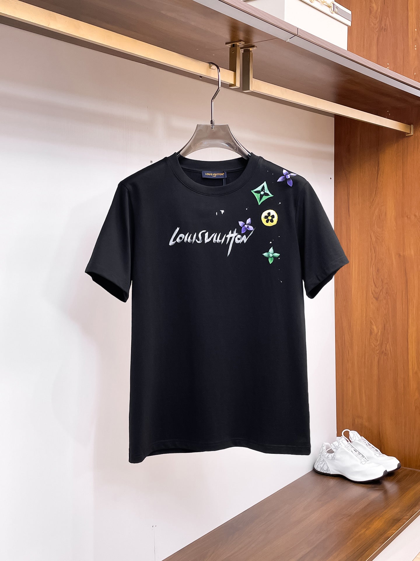 LV# 2026春夏新首發專櫃最新短袖圓領T卹高端訂製設計前衛時尚！品牌logo重工藝設計高端訂製230克布料.手感柔軟.穿著舒適.專櫃等級精緻車線.做工精細.上身效果無敵帥氣！型男必備單品！顏色：黑色。白色。號：S-2XL