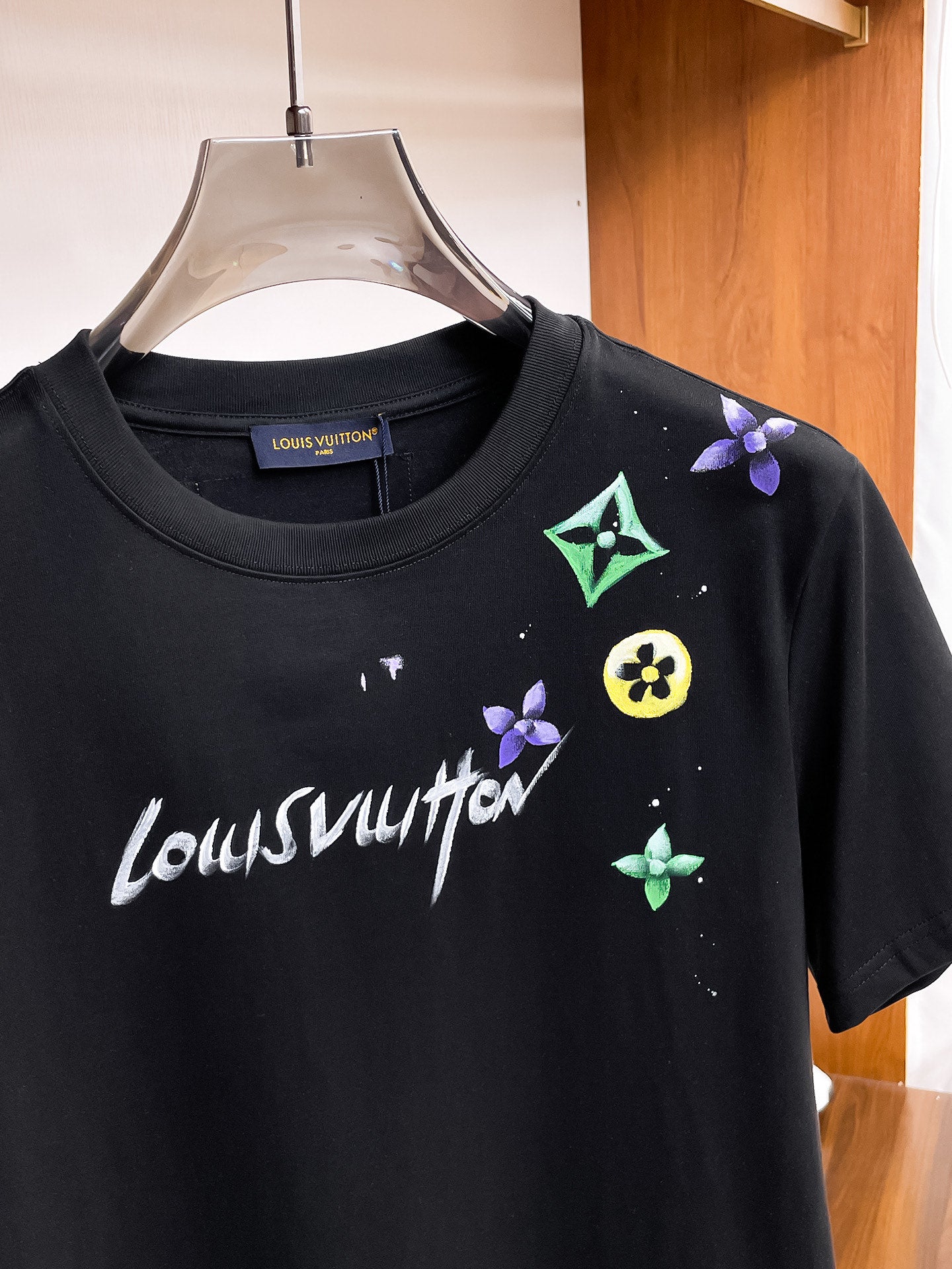 LV# 2026春夏新首發專櫃最新短袖圓領T卹高端訂製設計前衛時尚！品牌logo重工藝設計高端訂製230克布料.手感柔軟.穿著舒適.專櫃等級精緻車線.做工精細.上身效果無敵帥氣！型男必備單品！顏色：黑色。白色。號：S-2XL