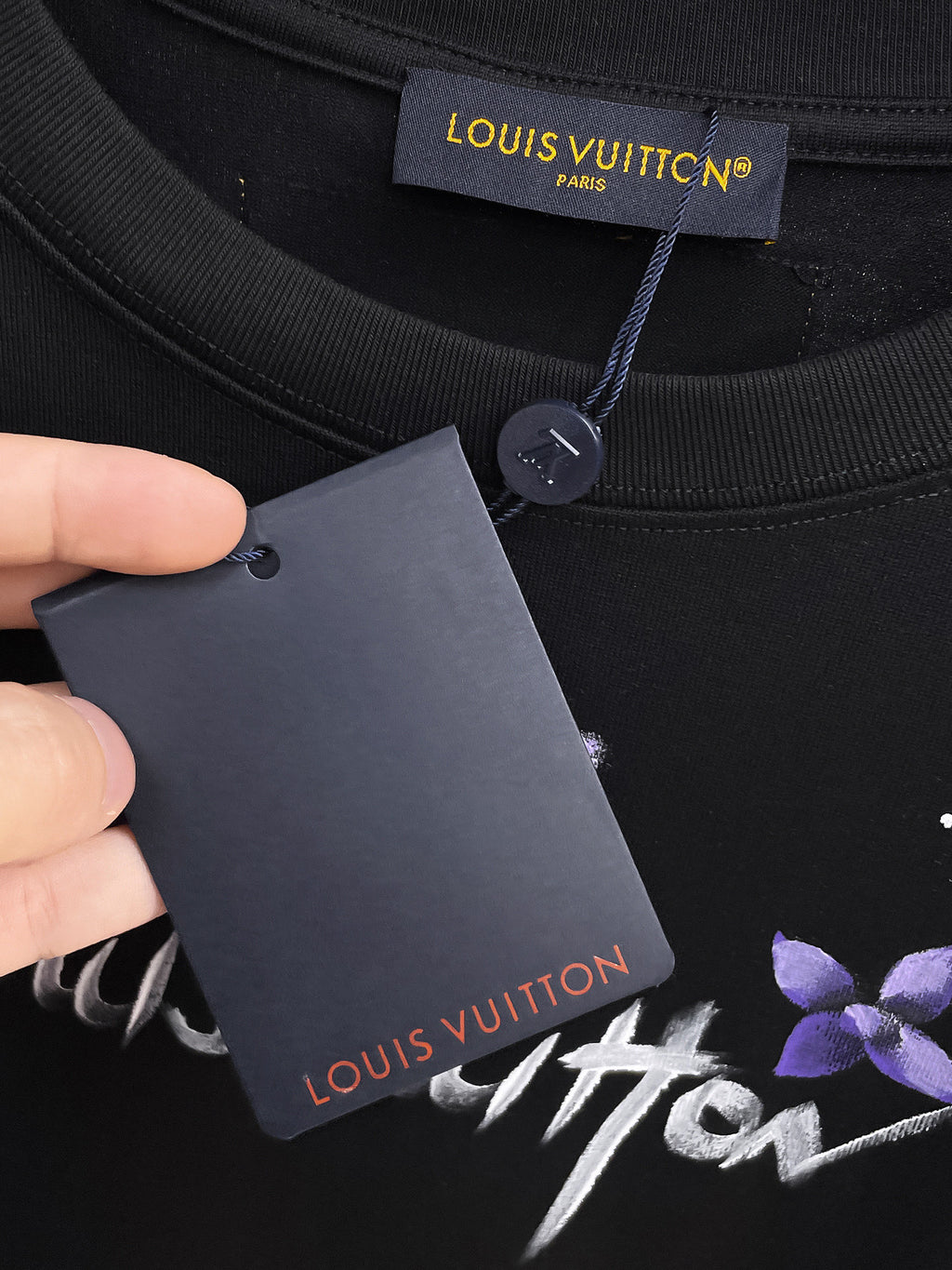 LV# 2026春夏新首發專櫃最新短袖圓領T卹高端訂製設計前衛時尚！品牌logo重工藝設計高端訂製230克布料.手感柔軟.穿著舒適.專櫃等級精緻車線.做工精細.上身效果無敵帥氣！型男必備單品！顏色：黑色。白色。號：S-2XL