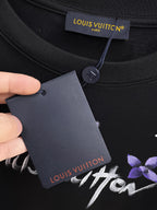 LV# 2026春夏新首發專櫃最新短袖圓領T卹高端訂製設計前衛時尚！品牌logo重工藝設計高端訂製230克布料.手感柔軟.穿著舒適.專櫃等級精緻車線.做工精細.上身效果無敵帥氣！型男必備單品！顏色：黑色。白色。號：S-2XL